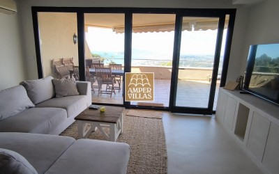 Precioso y acogedor apartamento con vistas panorámicas al mar y las montañas.